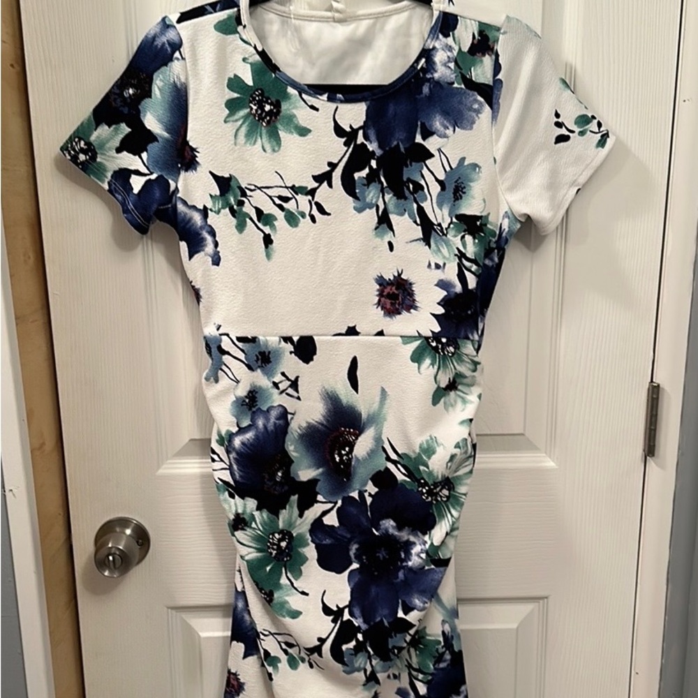 Maternity fitted floral dress. Perfect for baby shower! 💙